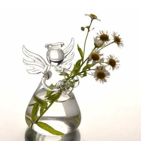Engel hält Blumen mundgeblasene Glasvasen